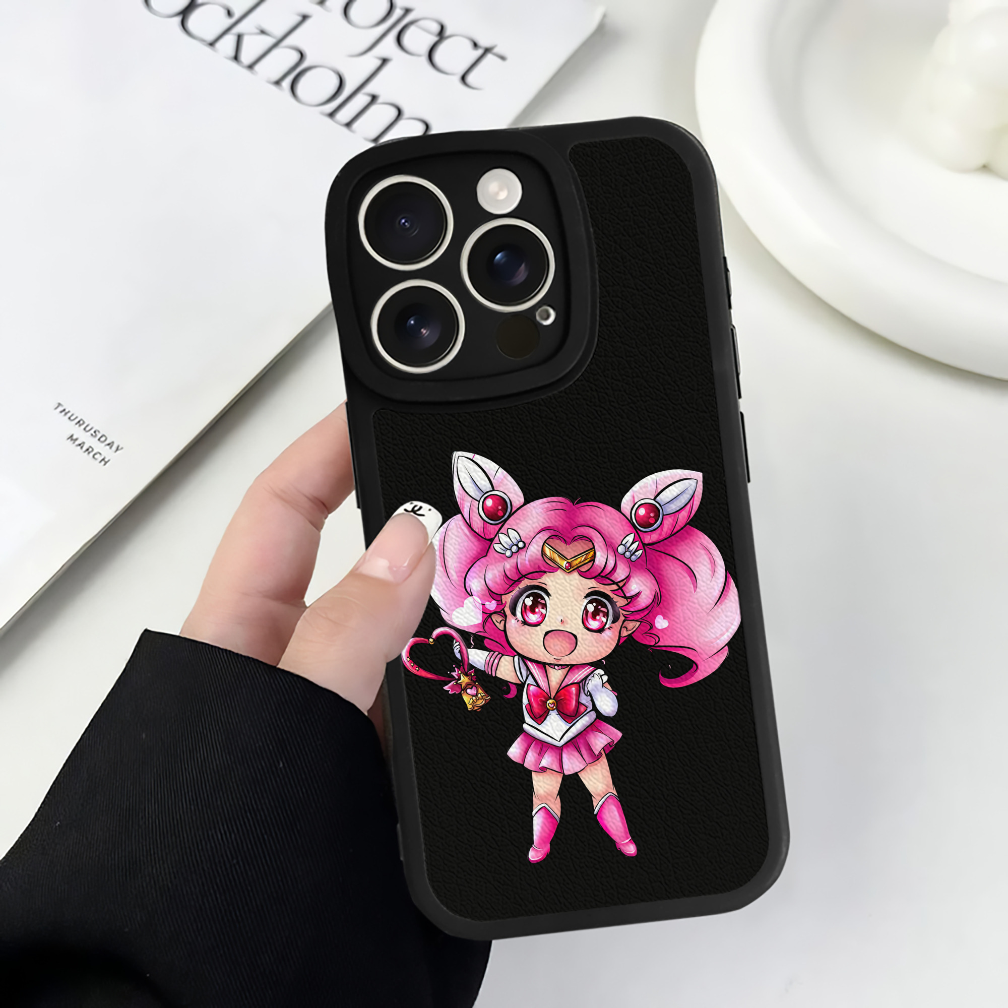 （画像用） 美少女戦士セーラームーン ちびうさ Sailor Moon Chibiusa Tsukino Usagi Small Lady Serenity 【iPhone 16シリーズ対応】シリコンスマホケース（レザー調） 材質：シリコン